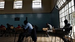 تلاميذ من مدرسة نيروبي الابتدائية في كينيا.