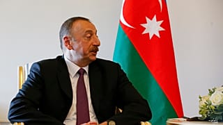 رئيس أذربيجان إلهام علييف خلال لقاء مع الرئيس الروسي فلاديمير بوتين في سان بطرسبرج، روسيا