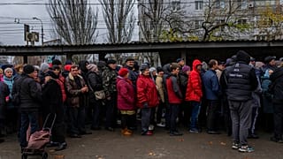 Herszoni lakosok állnak sorba - nem a vonathoz, hanem élelmiszerért