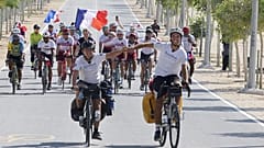 Les deux Français arrivant à Doha en vélo