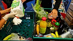 Voluntarios preparan bolsas con comida en un centro social en Londres, Reino Unido