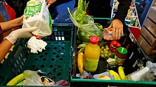 Voluntarios preparan bolsas con comida en un centro social en Londres, Reino Unido