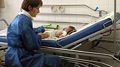 Kleinkind wegen Bronchiolitis auf der Notaufnahme in Frankreich - Archiv