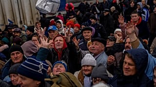 Segélycsomagra váró emberek