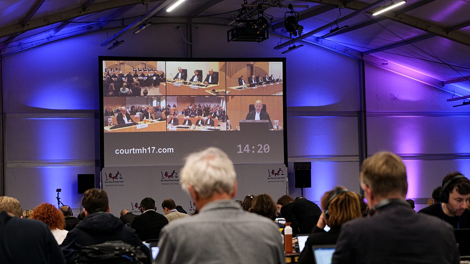 MH17 yargılamasının yapıldığı duruşmayı izleyen gazeteciler