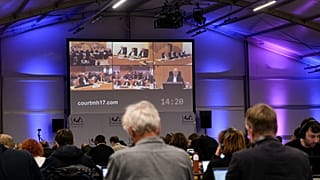 MH17 yargılamasının yapıldığı duruşmayı izleyen gazeteciler