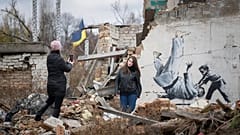 Banksy, der mysteriöse Street-Art-Künstler aus Großbritannien, war in der Ukraine.