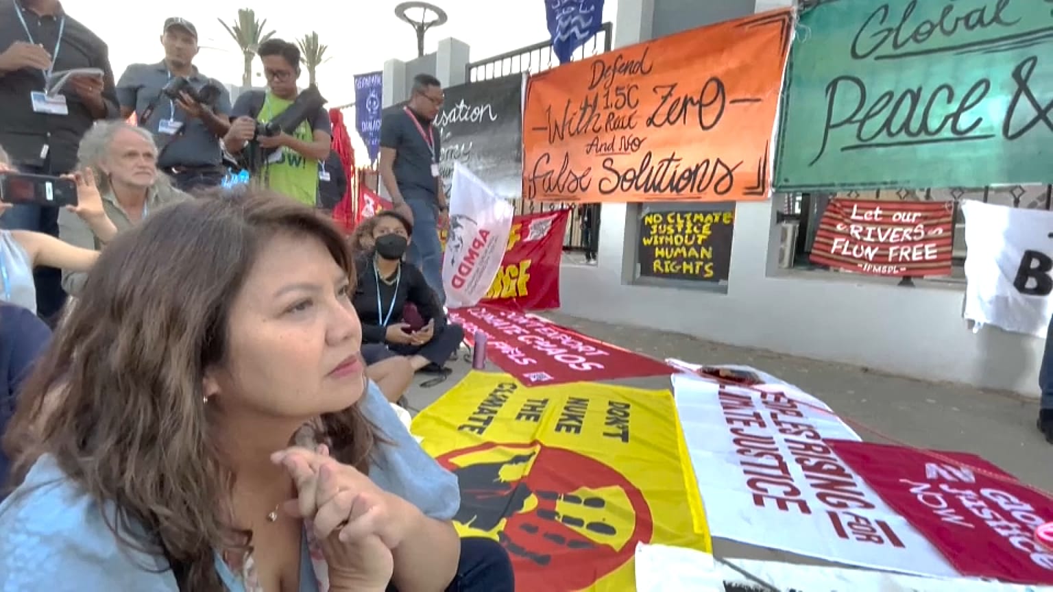 Manifestación de activistas frente a la sede de la COP27