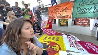 Manifestación de activistas frente a la sede de la COP27