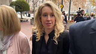 Elizabeth Holmes arrive au tribunal