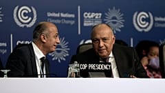 وائل أبو المجد الممثل الخاص لرئاسة مؤتمر الأطراف (يسارا) مع سامح شكري، رئيس قمة المناخ COP27