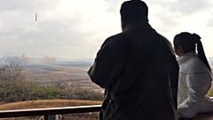 الزعيم الكوري الشمالي مع ابنته يشاهدون إطلاق صاروخ بالستي.