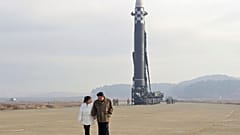 Ким Чен Ын и его дочь.