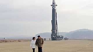 Ким Чен Ын и его дочь.
