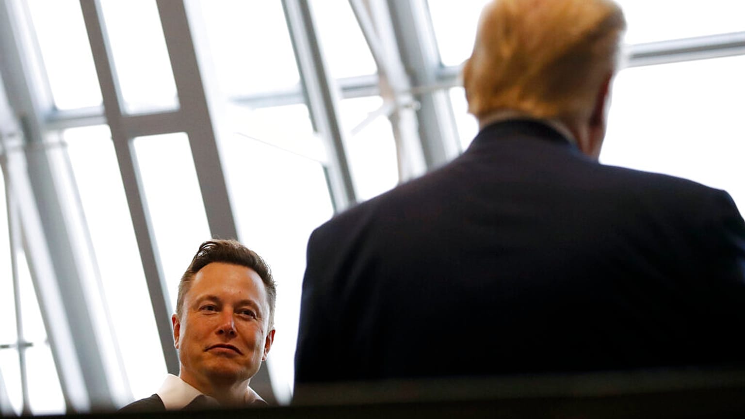 Elon Musk Donald Trumppal beszélget
