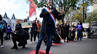 Депутат от левого альянса NUPES, журналист и экоактивист Эмрик Карон на акции противников корриды, Париж, 19 ноября 2022 года.