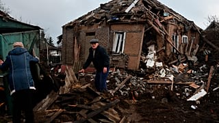Жители Краматорска на обломках своего дома 19 ноября