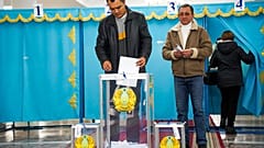 Stimmabgabe in einerm Wahllokal in Kasachstan