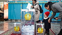 Menschen bei der Stimmabgabe in Astana, der Hauptstadt Kasachstans