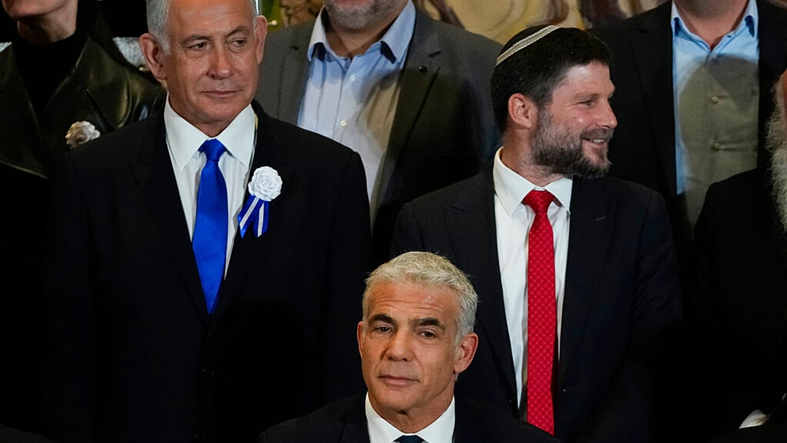 Koalisyon kurma girişimlerinde bulunan Binyamin Netanyahu (solda) aşırı sağcı lider Daniel Smotrich ile birlikte (sağda)