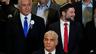 Koalisyon kurma girişimlerinde bulunan Binyamin Netanyahu (solda) aşırı sağcı lider Daniel Smotrich ile birlikte (sağda)