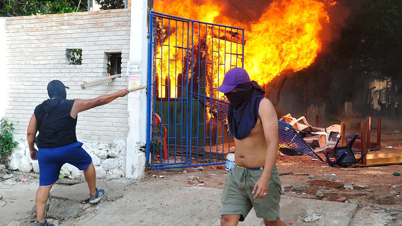 Disturbios durante las protestas sobre la fecha del censo en Santa Cruz (Bolivia).