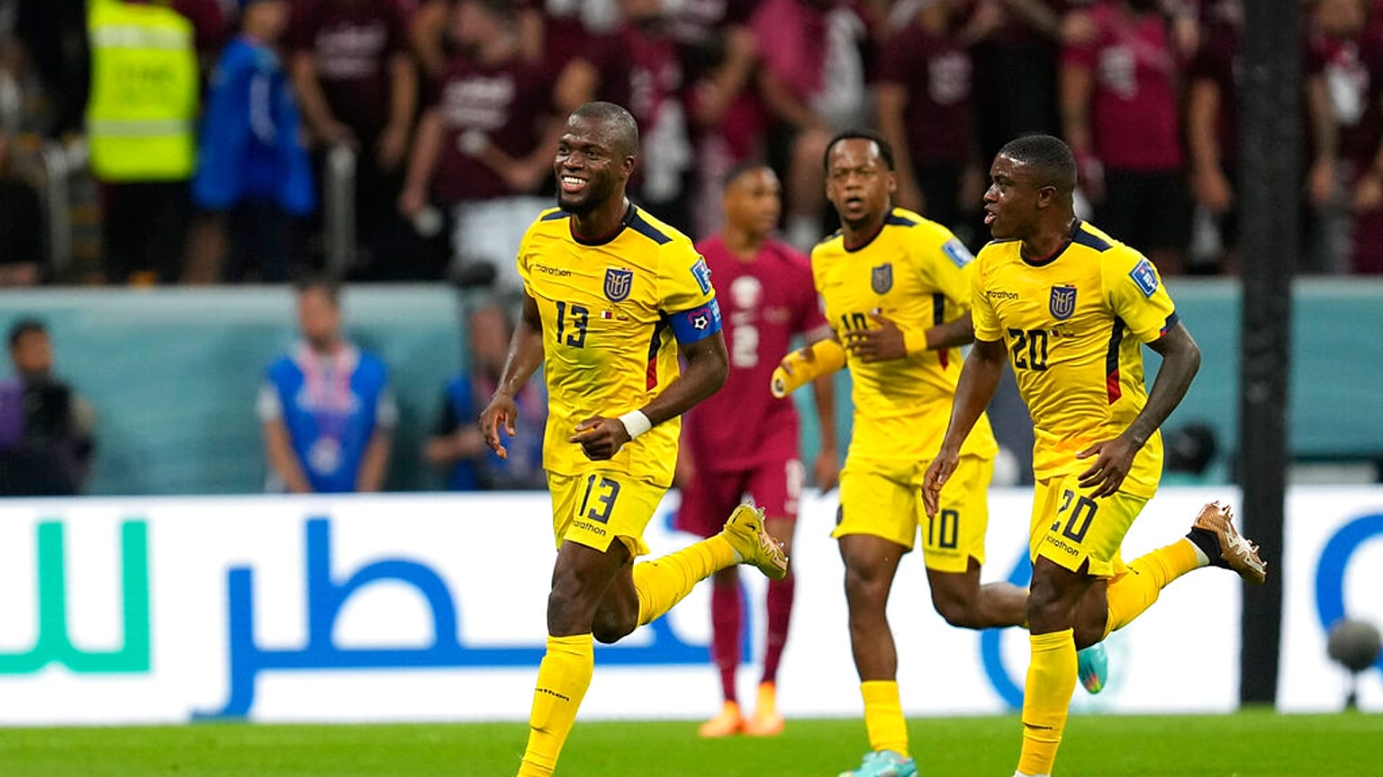 Enner Valencia celebrando con compañeros de la selección de Ecuador un gol contra Catar, en el Mundial Qatar 2022.