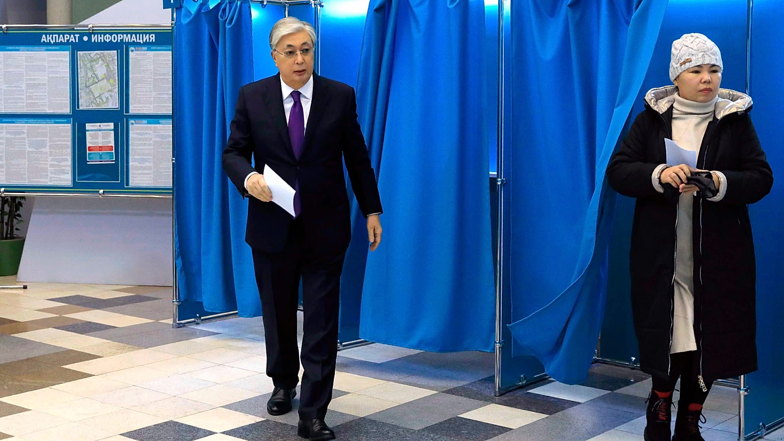 Kassym Jomart Tokayev no momento do voto em Astana