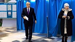 Kassym Jomart Tokayev no momento do voto em Astana