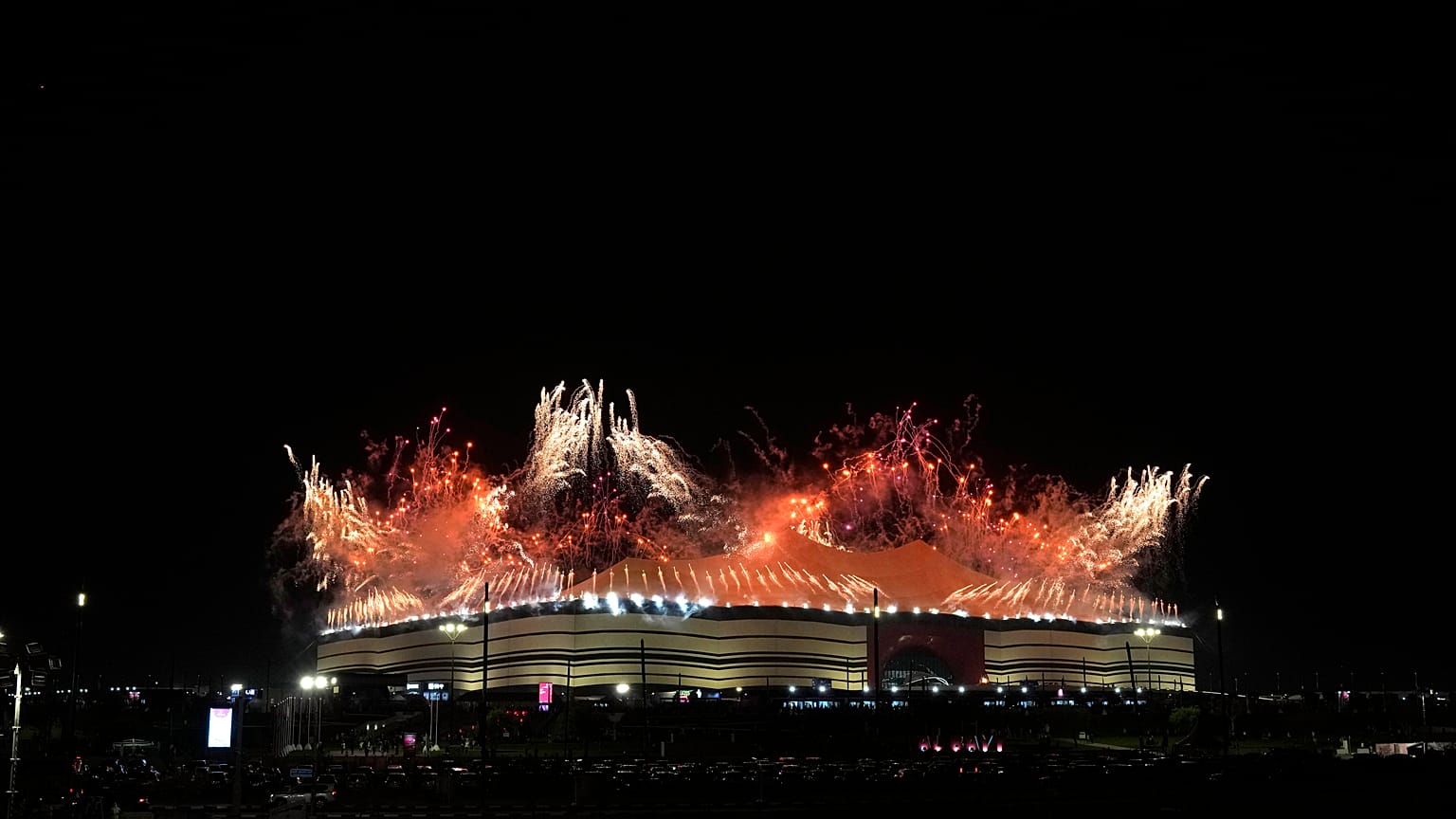Des feux d'artifice explosent au-dessus du stade Al Bayt avant le début de la Coupe du monde à Al Khor, Qatar