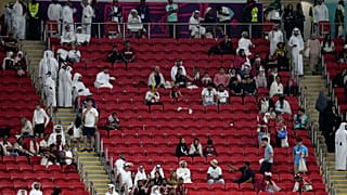 Viele Menschen verließen während des Eröffnungsspiels das Stadion vor dem Schlusspfiff.