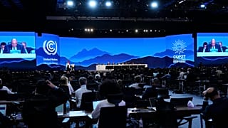 Sameh Shoukry, président de la COP 27, prend la parole lors d'une séance plénière de clôture au Sommet des Nations Unies sur le climat