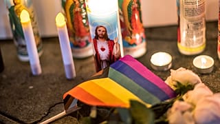 Спонтанный мемориал у гей-клуба в Колорадо-Спрингс