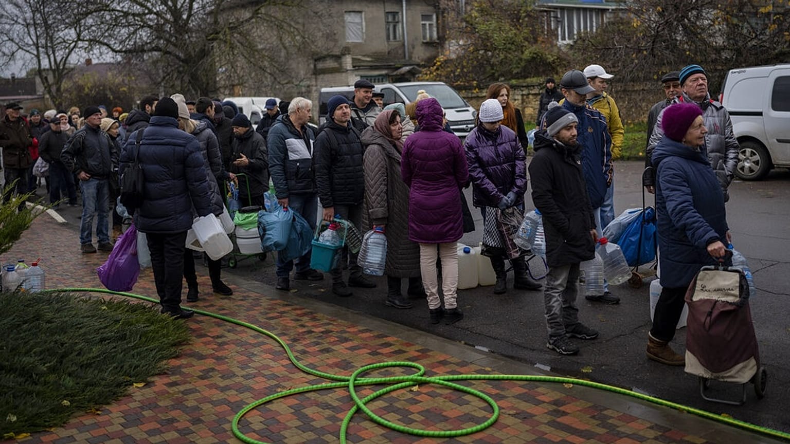 Жители Херсона стоят в очереди за водой