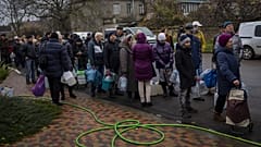 vízért sorban álló emberek