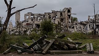 Des boîtes de munitions à l'extérieur d'une école détruite dans un village récemment libéré à la périphérie de Kherson, dans le sud de l'Ukraine