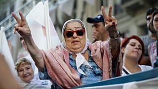 هبه دِ بونافینی، بنیانگذار انجمن مادران روسری سفید در آرژانتین درگذشت