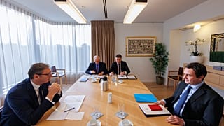 Le président serbe, le chef de la diplomatie européenne, le représentant spécial de l'UE pour le dialogue et le Premier ministre kosovar (de gauche à droite)