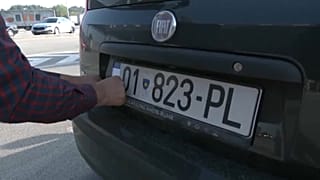 O governo kosovar ameaça começar a emitir multas para quem não alterar a matrícula