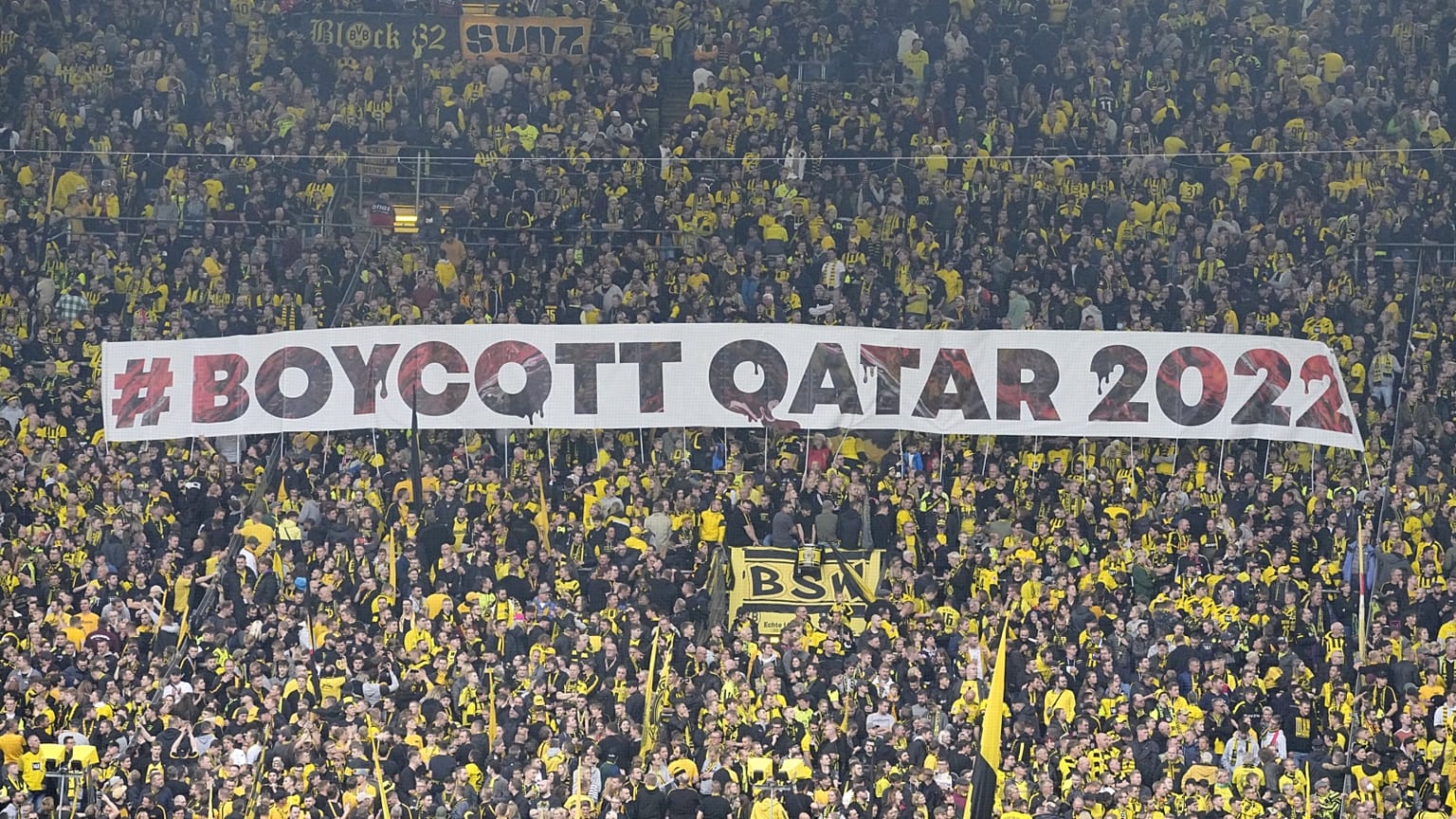 Katar bojkottjára felszólító plakát a német Bundesliga egyik meccsén