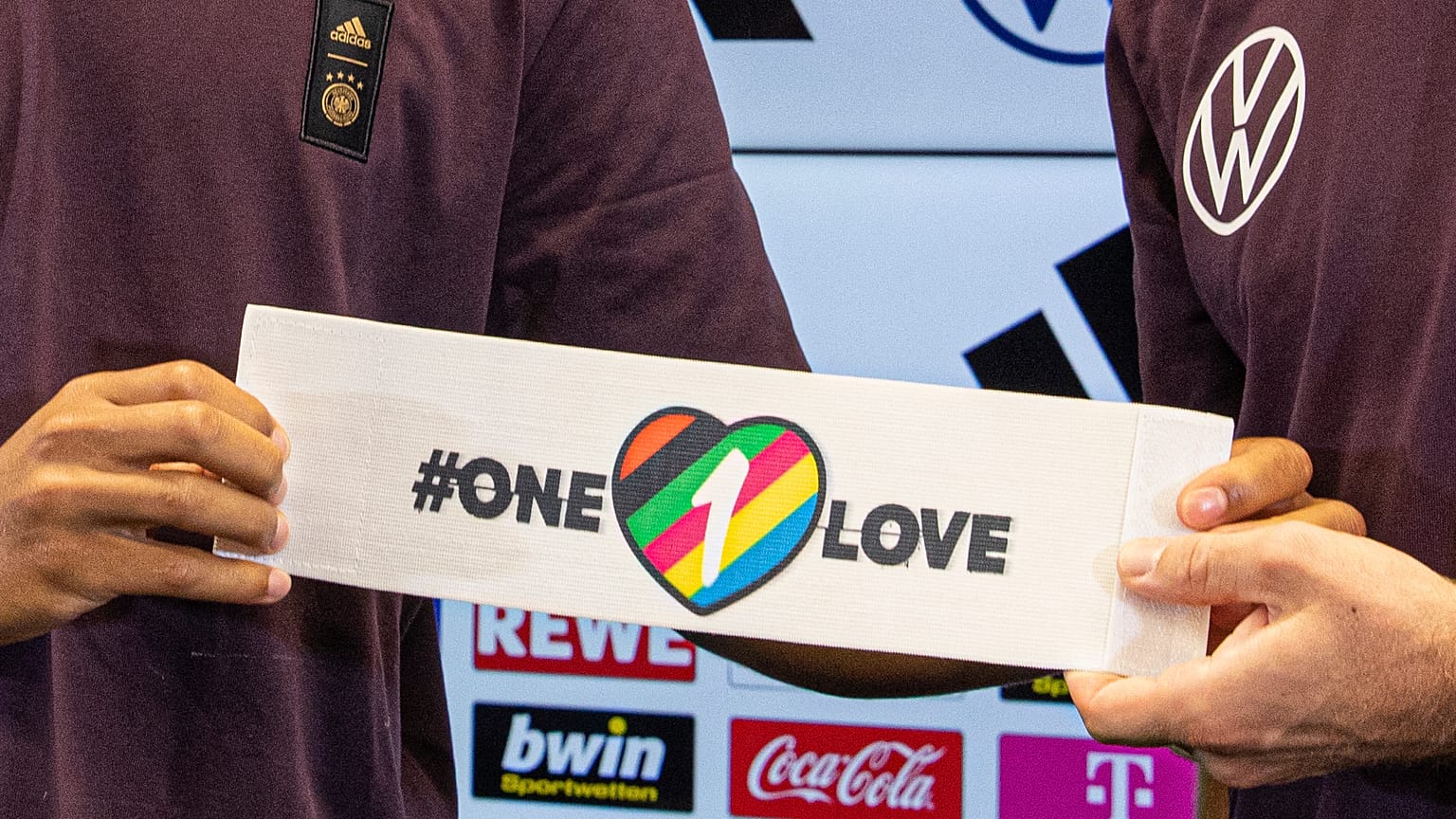 Dünya Kupası'nda takım kaptanlarının LGBTQ ile dayanışma için takmayı düşündüğü 'One Love' kol bandı 