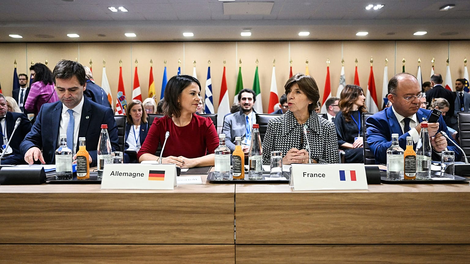 Representantes de Moldávia, Alemanha, França e Roménia na conferência 