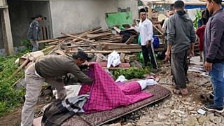 الصور لأفراد أسرة يعدون جثة شاب ضحية زلزال لدفنها في سيانجور ، جاو الغربية ، إندونيسيا.