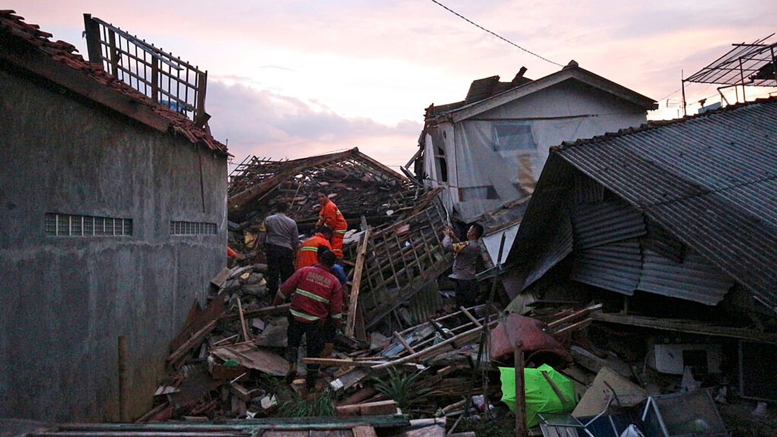 Destruição causada por sismo em Java