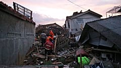 Destruição causada por sismo em Java