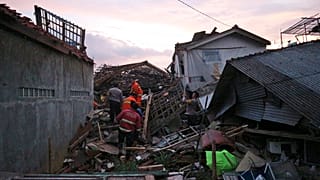 Destruição causada por sismo em Java