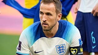 El inglés Harry Kane mira antes del comienzo del partido de fútbol del grupo B del Mundial entre Inglaterra e Irán en el Estadio Internacional Khalifa