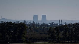 A zaporizzsjai erőműtől nagyjából 20 km-re készült fotó a két hűtőtoronyról