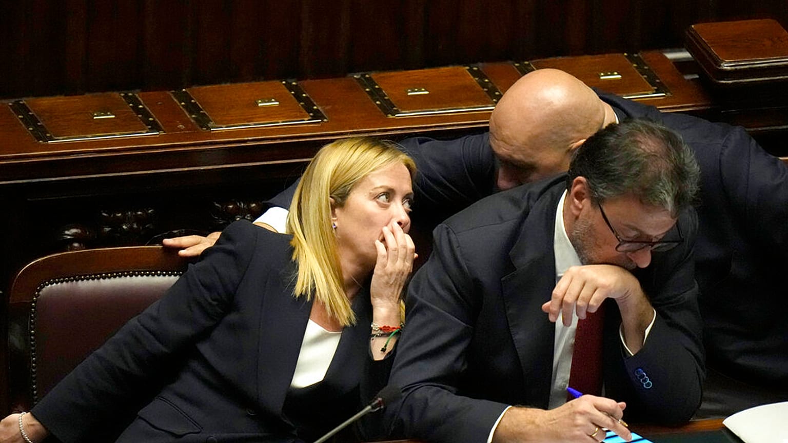 Giorgia Meloni kormányfő (balra), Guido Crosetto védelmi miniszter (jobbra), Giancarlo Giorgetti gazdasági és pénzügyminiszter (középen)