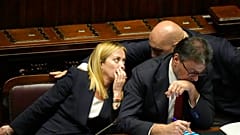 Giorgia Meloni kormányfő (balra), Guido Crosetto védelmi miniszter (jobbra), Giancarlo Giorgetti gazdasági és pénzügyminiszter (középen)